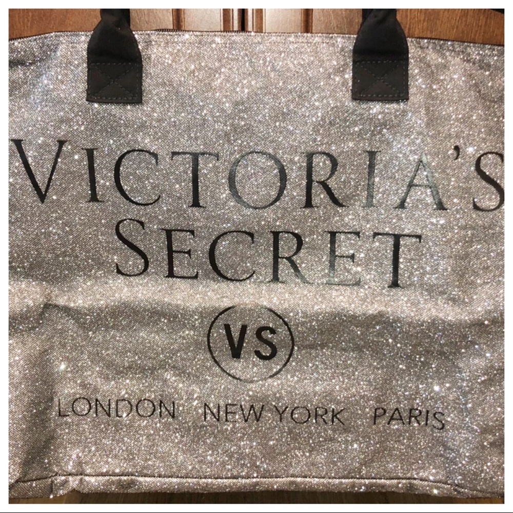 🔴SOLD🔴 VS Holiday 2015 Limited Edition Weekender - Picture 3 of 4